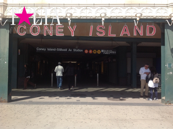 Выход из метро на Кони-Айленд, Бруклин, Нью-Йорк (Coney Island)