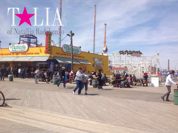 Эта закусочная известна тем, что здесь проходят всемирные чемпионаты по поеданию хот-догов. Работает с 1916 года.