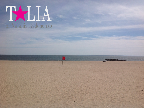 Так выглядит Брайтон-Бич в апреле. Красный флаг и к воде не подпускают. Да и возле океана пока холодно.