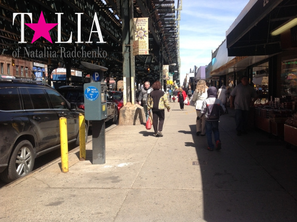 Центром Брайтон-Бич является торговая улица с рускими магазинчиками по обе стороны. Ее длина приблизительно километр.