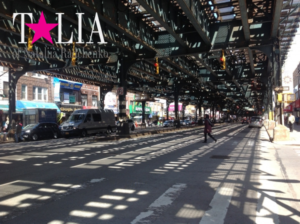 Прямо над центральной торговой улицей Брайтон-Бич построено надземное метро.