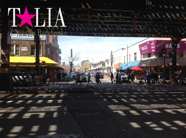 Прямо над центральной торговой улицей Брайтон-Бич построено надземное метро.