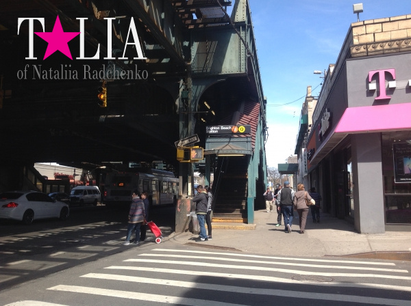 Прямо над центральной торговой улицей Брайтон-Бич построено надземное метро.