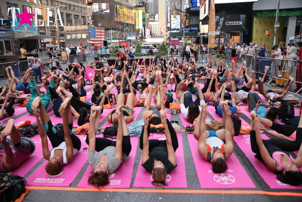 Фестиваль йоги Solstice in Times Square 2016