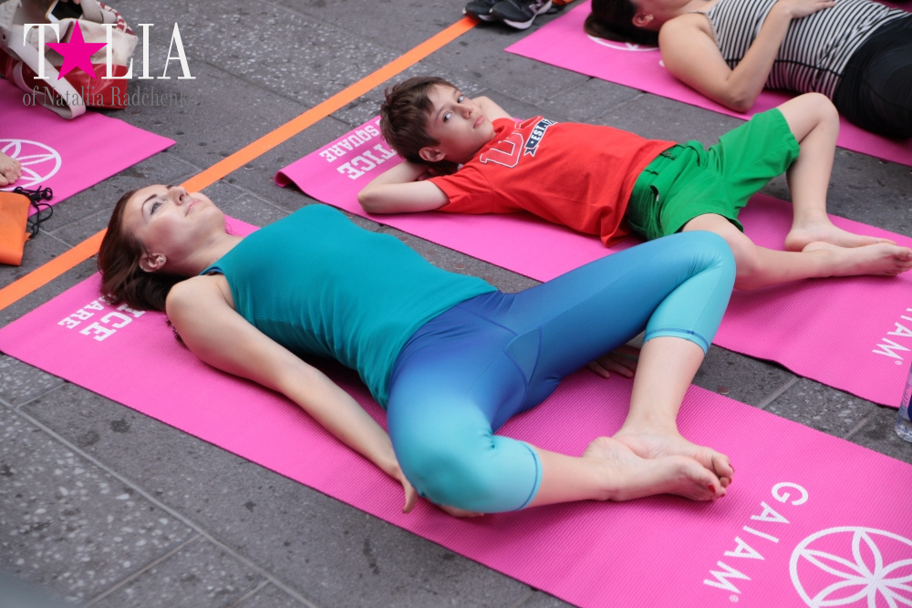 Дневной йога-класс Solstice in Times Square 2016