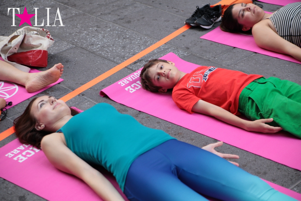 Дневной йога-класс Solstice in Times Square 2016