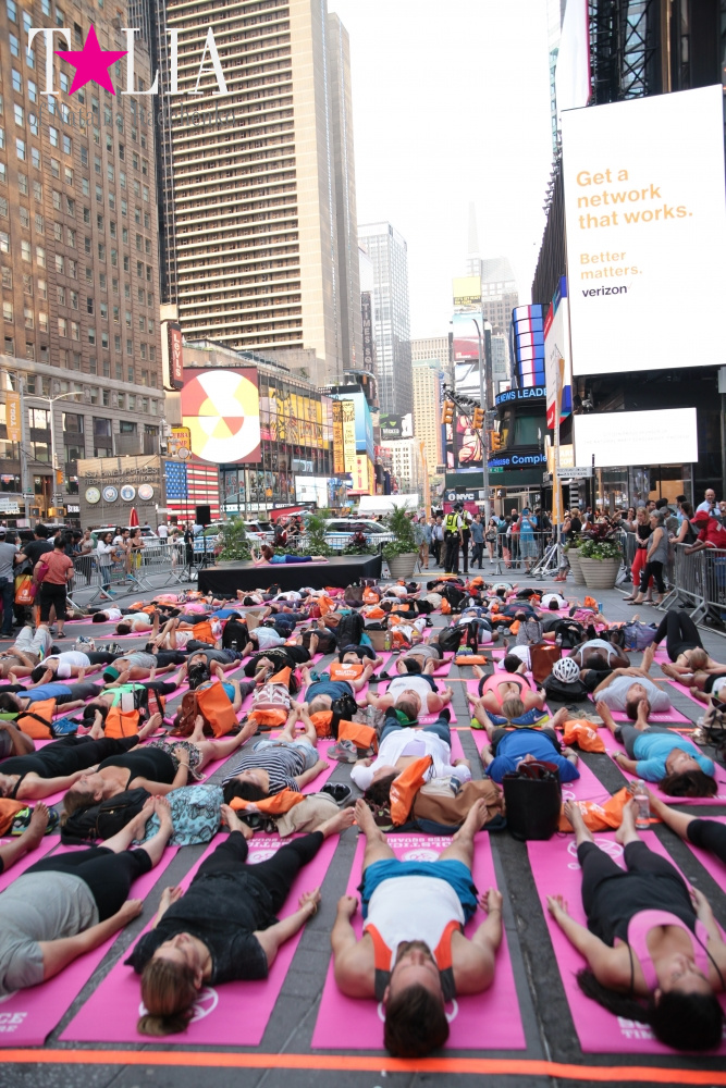 Фестиваль йоги Solstice in Times Square 2016