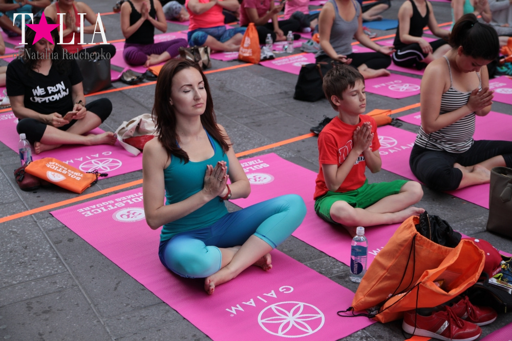 Дневной йога-класс Solstice in Times Square 2016
