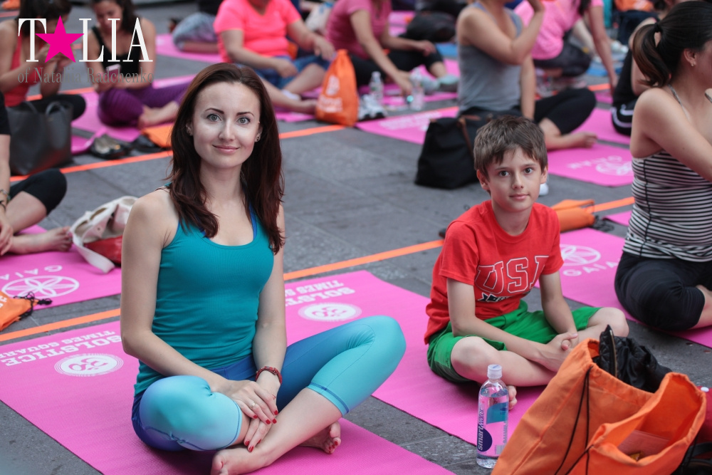 Дневной йога-класс Solstice in Times Square 2016