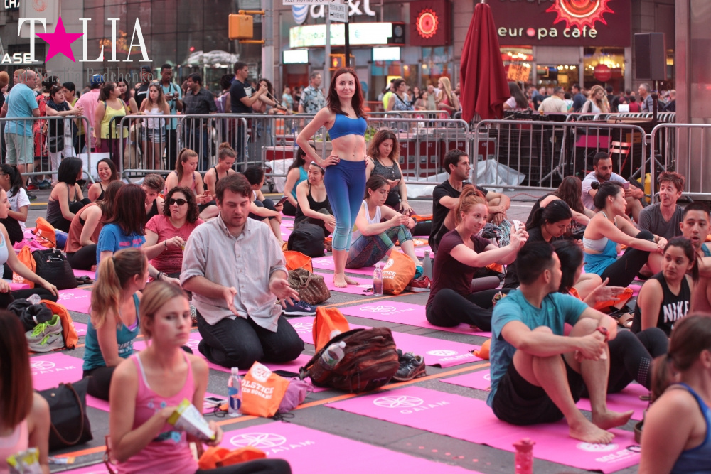 Начало заключительного йога-класса на Solstice in Times Square 2016