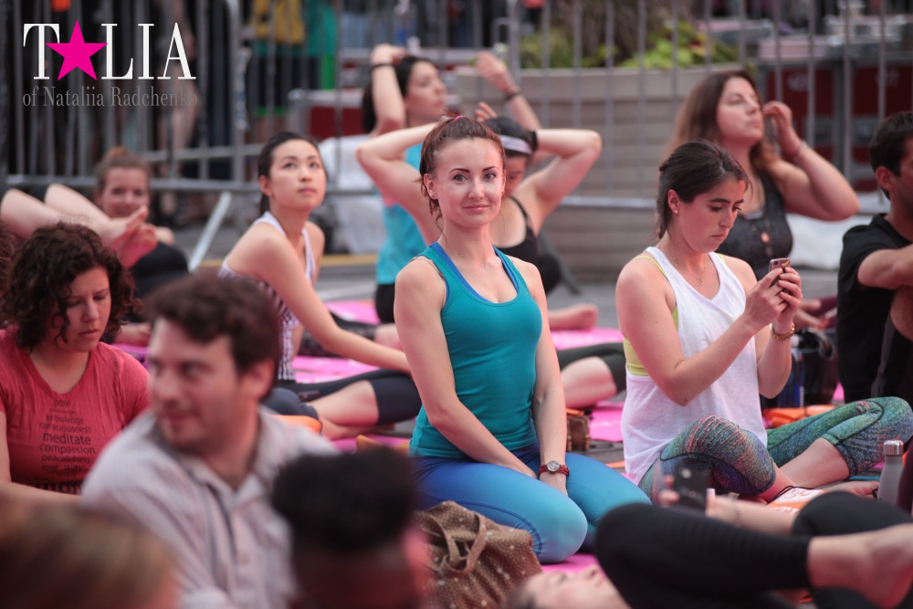 Начало заключительного йога-класса на Solstice in Times Square 2016