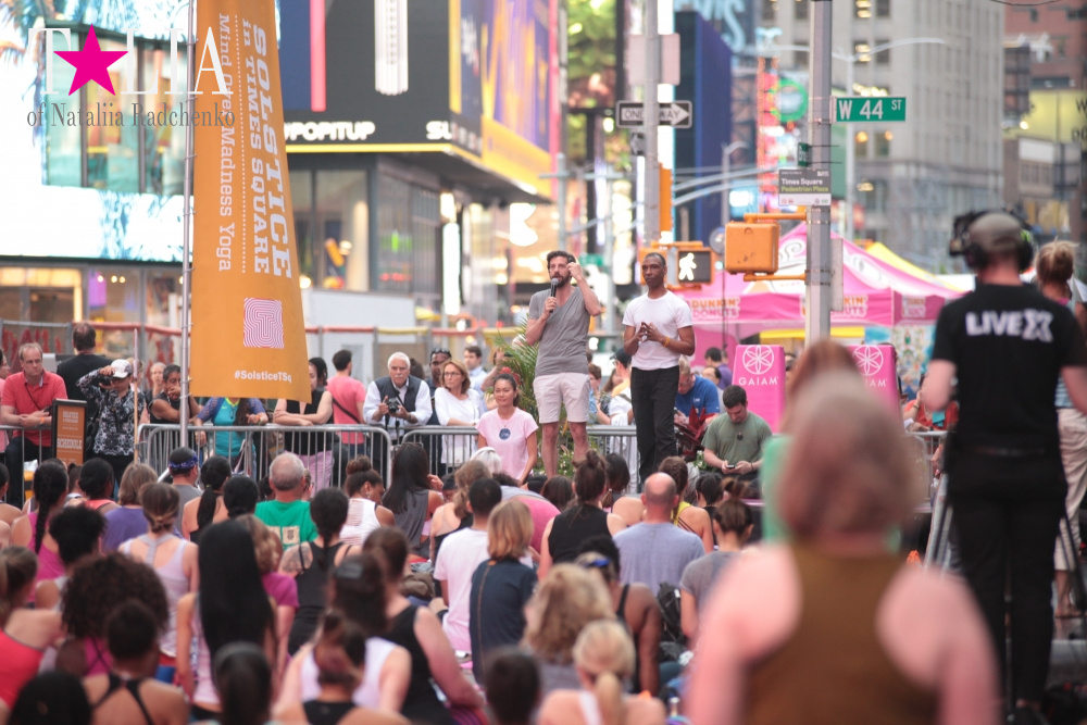 Фестиваль йоги Solstice in Times Square 2016
