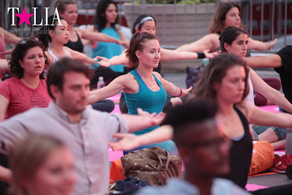 Фестиваль йоги Solstice in Times Square 2016
