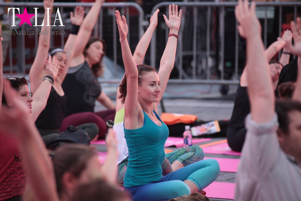 Фестиваль йоги Solstice in Times Square 2016