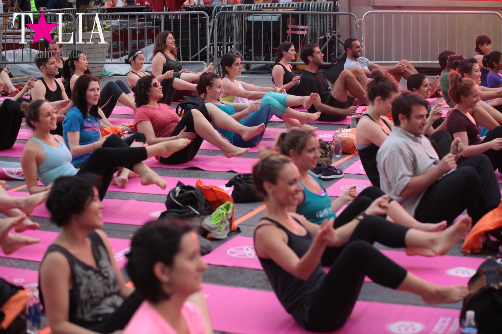 Фестиваль йоги Solstice in Times Square 2016