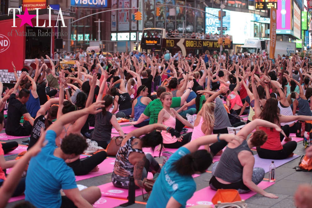 Фестиваль йоги Solstice in Times Square 2016
