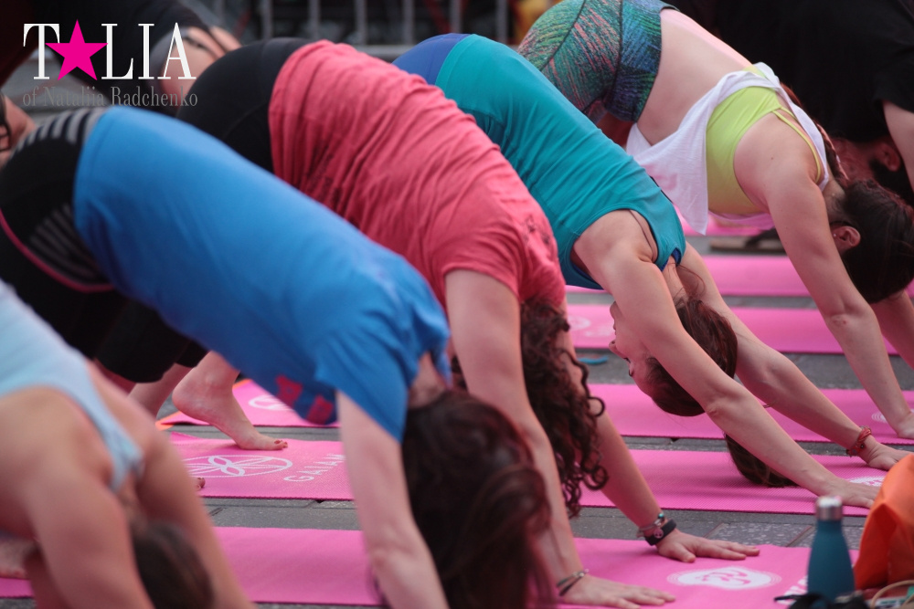 Фестиваль йоги Solstice in Times Square 2016