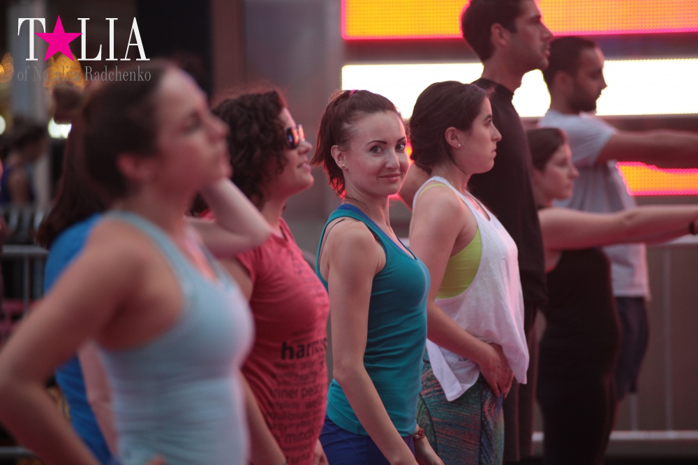 Фестиваль йоги Solstice in Times Square 2016