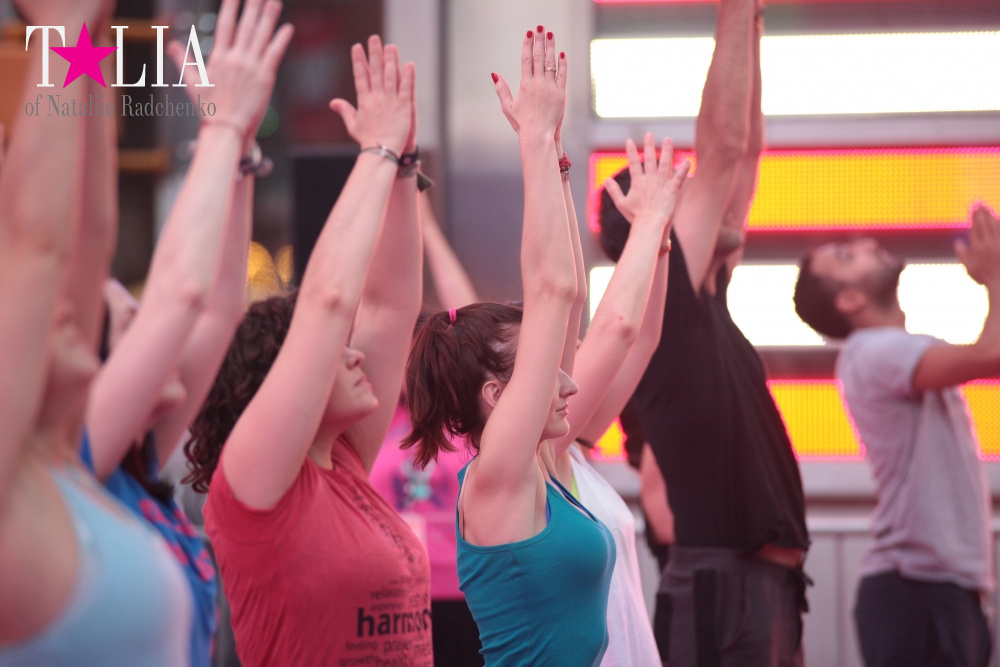 Фестиваль йоги Solstice in Times Square 2016