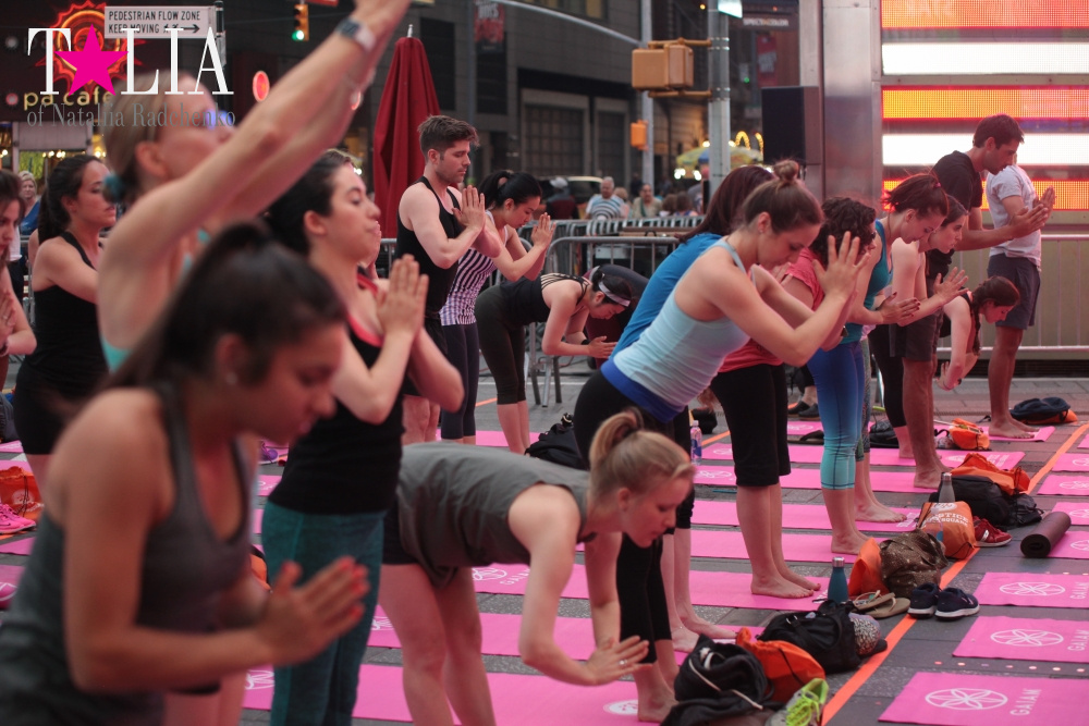 Фестиваль йоги Solstice in Times Square 2016