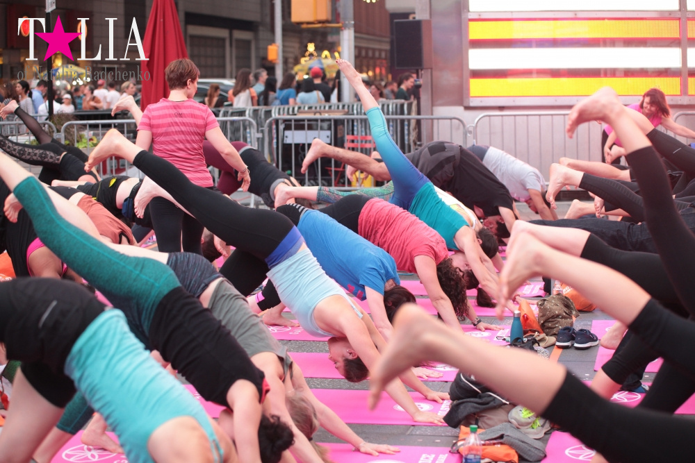 Фестиваль йоги Solstice in Times Square 2016