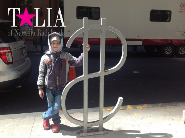 Памятник американскому доллару на Уолл-стрит смотрится естественно!