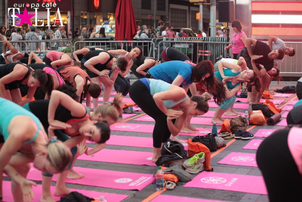 Фестиваль йоги Solstice in Times Square 2016