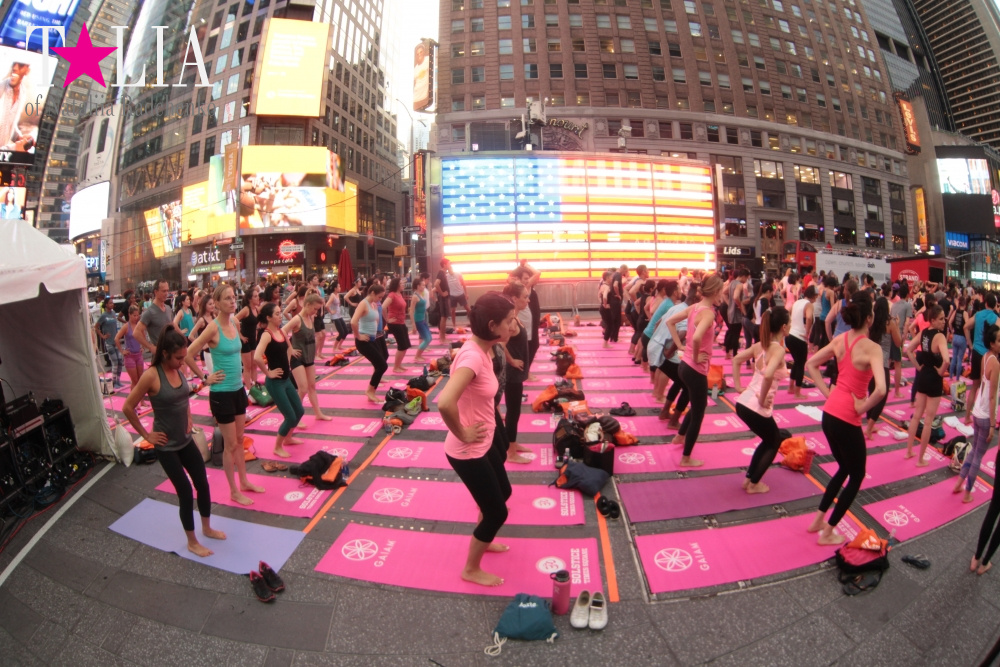 Фестиваль йоги Solstice in Times Square 2016