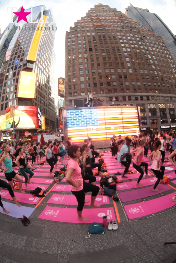 Фестиваль йоги Solstice in Times Square 2016