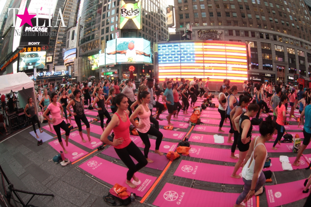 Фестиваль йоги Solstice in Times Square 2016