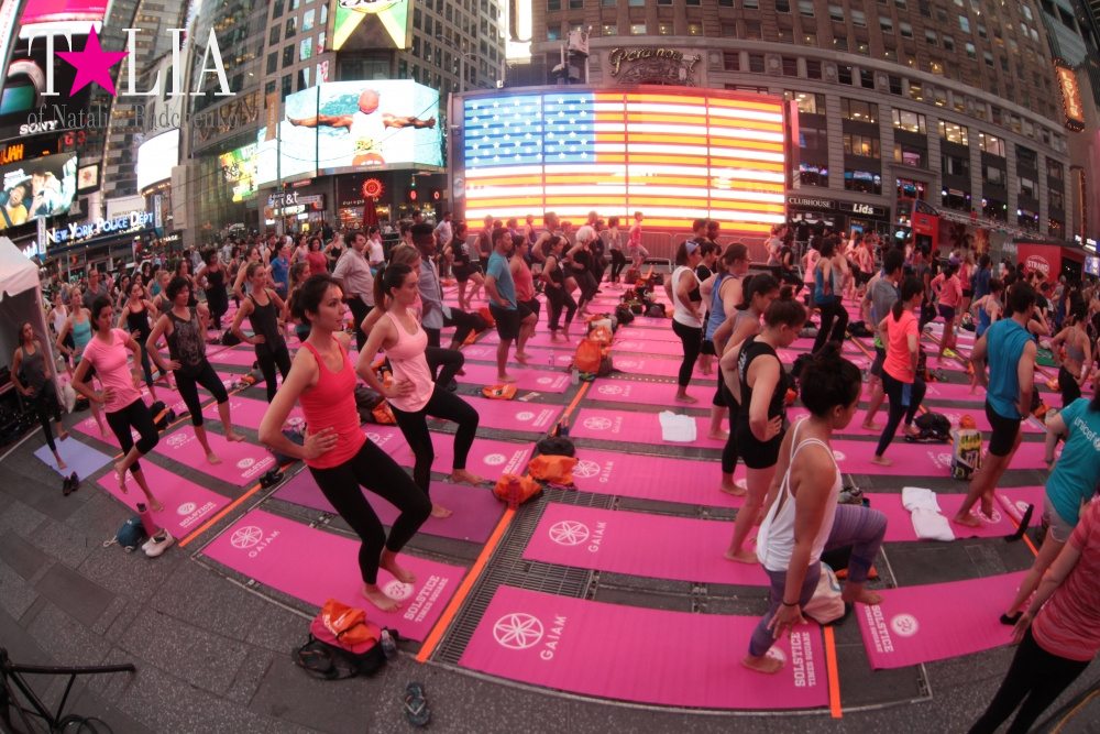 Фестиваль йоги Solstice in Times Square 2016