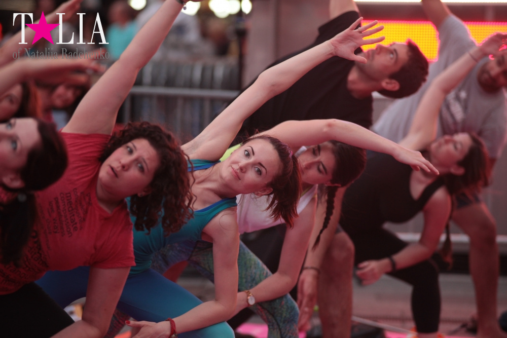 Фестиваль йоги Solstice in Times Square 2016