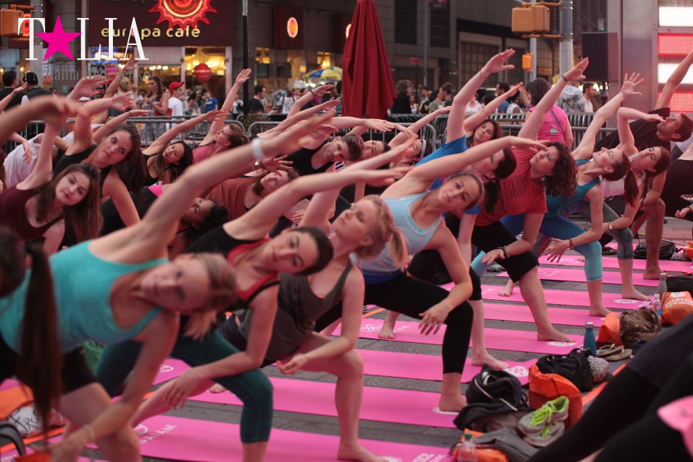Фестиваль йоги Solstice in Times Square 2016