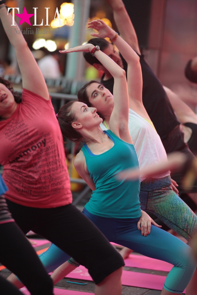 Фестиваль йоги Solstice in Times Square 2016