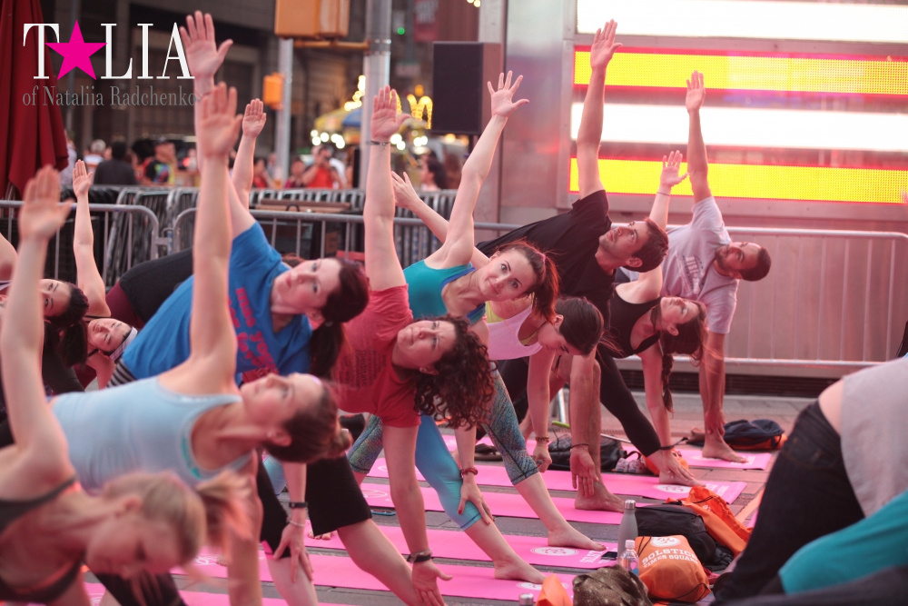 Фестиваль йоги Solstice in Times Square 2016