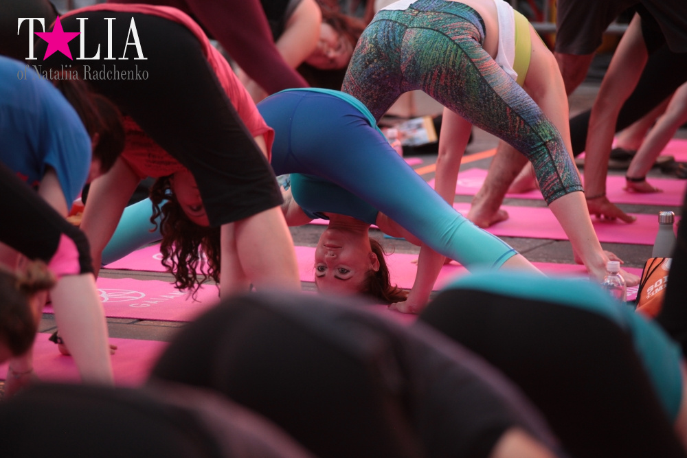 Фестиваль йоги Solstice in Times Square 2016