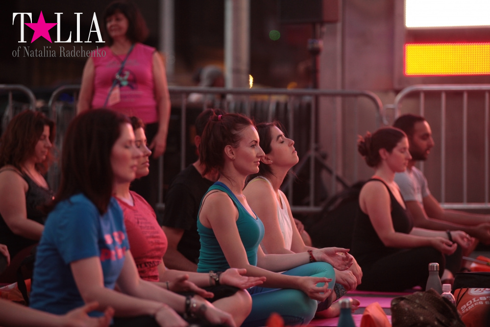 Фестиваль йоги Solstice in Times Square 2016