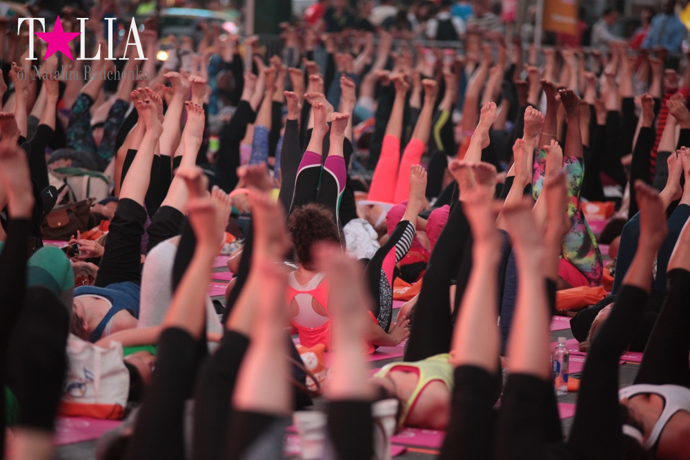 Фестиваль йоги Solstice in Times Square 2016