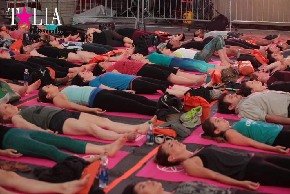 Фестиваль йоги Solstice in Times Square 2016
