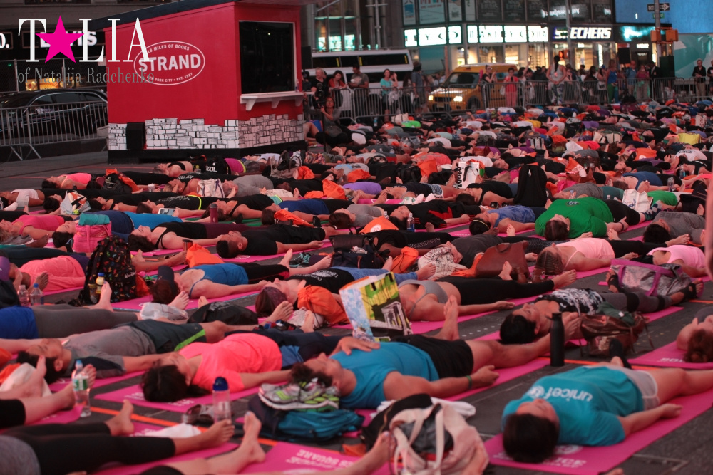 Фестиваль йоги Solstice in Times Square 2016