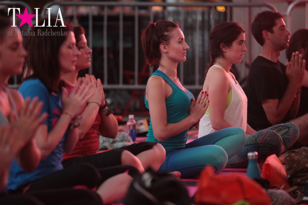 Фестиваль йоги Solstice in Times Square 2016