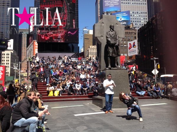 Площадь Даффи и знаменитые красные ступеньки на Таймс-сквер.