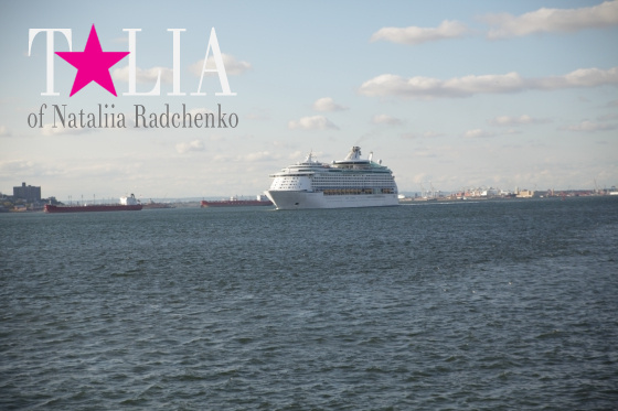 Круизный лайнер возле моста Верразано. Verrazano-Narrows Bridge