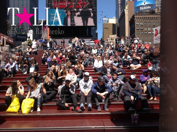 Знаменитые красные ступеньки на Таймс-сквер.