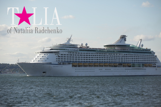 Круизный лайнер возле моста Верразано. Verrazano-Narrows Bridge