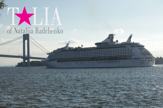 Круизный лайнер возле моста Верразано. Verrazano-Narrows Bridge