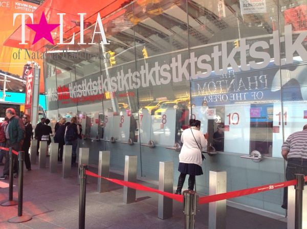 Театральная билетная будка-лестница TKTS. Таймс-сквер, Манхэттен, Нью-Йорк