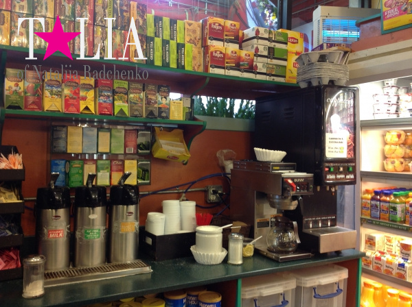 Чай американцы пьют редко, но для чаеманов тоже есть уголок. Продуктовый магазин на Манхэттене.