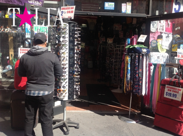 Вход в магазин сувениров на Манхэттене, Нью-Йорк.