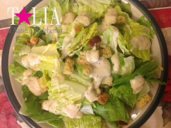 Типичный американский салат - много листьев латука и что-нибудь еще))) В данном случае, гренки и заправка.